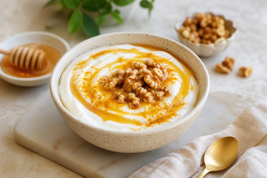 Bol de yaourt grec, noix et curcuma