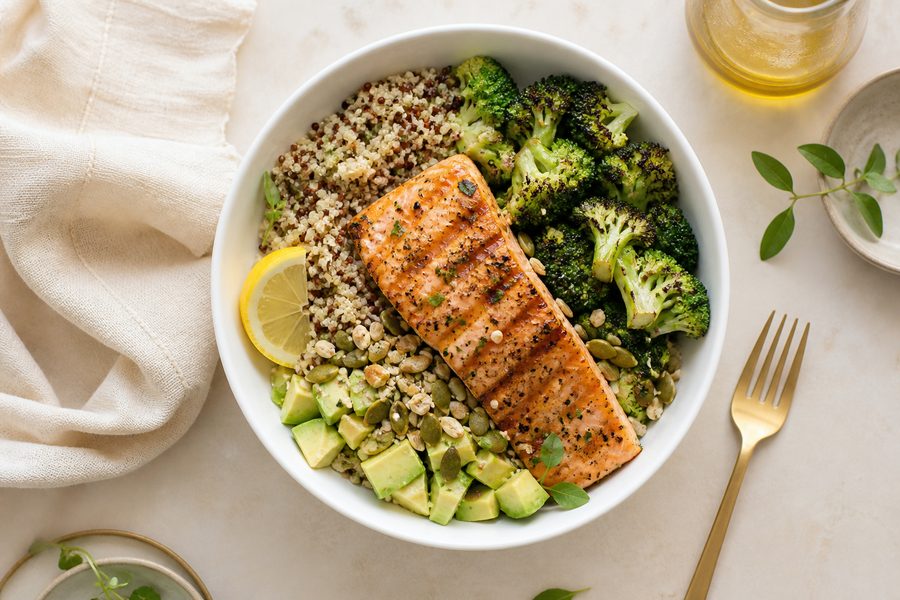 Bol de saumon, quinoa et légumes